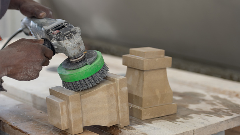 Artisan marocain travaillant la pierre